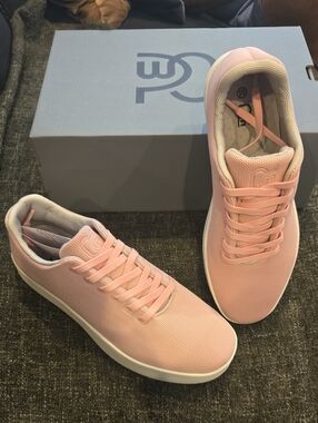 Light Pink Men's Casual Lace-Up Sneakers Size 8.5